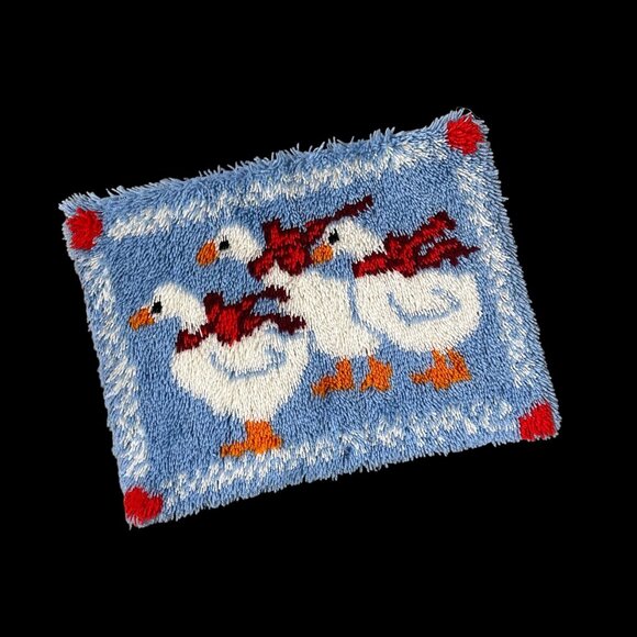 Vintage Christmas Goose Latch Hook Rug Wall Hanging Handmade Fiber Art Blue Red - Picture 1 of 6